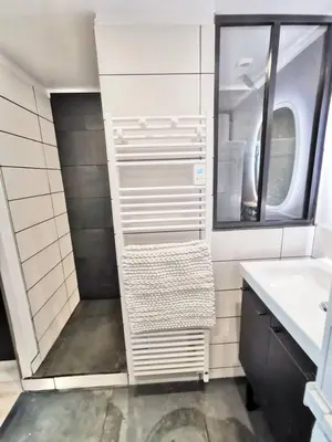 Salle de bains dans l'établissement LE NID DE LA TOURELLE - Wifi - Hôpital - IUT
