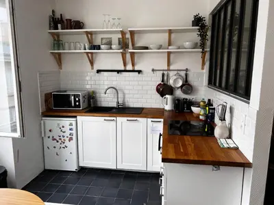 Cuisine ou kitchenette dans l'établissement Joli logement rénové proche centre-ville
