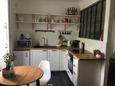 Cuisine ou kitchenette dans l'établissement Joli logement rénové proche centre-ville