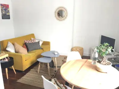 Coin salon dans l'établissement Joli logement rénové proche centre-ville