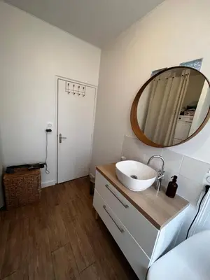 Salle de bains dans l'établissement Joli logement rénové proche centre-ville