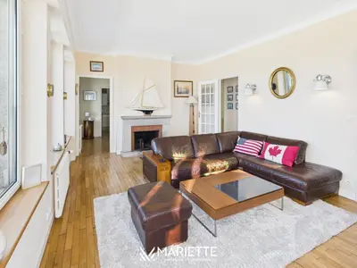 Coin salon dans l'établissement -AVEL DRO- Belle maison familiale vue mer corniche