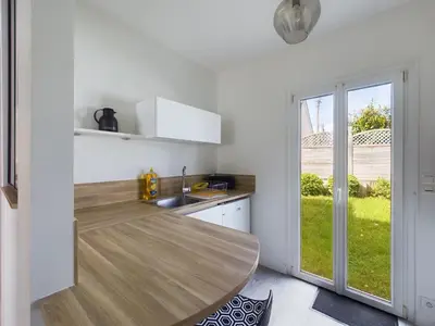 Cuisine ou kitchenette dans l'établissement -HORTENSE- MAISON SABLES BLANCS Á 300M DES PLAGES