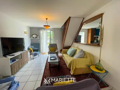 Télévision ou salle de divertissement dans l'établissement -L'ABRI CÔTIER- MAISON CABELLOU Á 300 M DE LA MER