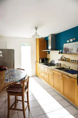 Cuisine ou kitchenette dans l'établissement -L'ABRI CÔTIER- MAISON CABELLOU Á 300 M DE LA MER