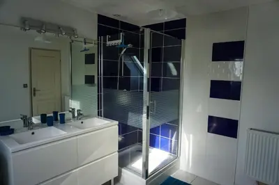 Salle de bains dans l'établissement -L'ABRI CÔTIER- MAISON CABELLOU Á 300 M DE LA MER