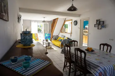 Coin salon dans l'établissement -L'ABRI CÔTIER- MAISON CABELLOU Á 300 M DE LA MER