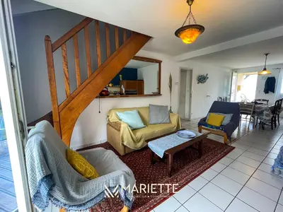 Coin salon dans l'établissement -L'ABRI CÔTIER- MAISON CABELLOU Á 300 M DE LA MER