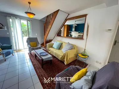 Coin salon dans l'établissement -L'ABRI CÔTIER- MAISON CABELLOU Á 300 M DE LA MER
