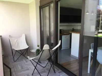 Télévision ou salle de divertissement dans l'établissement L'Escale - appartement spacieux au calme