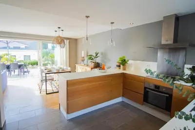 Cuisine ou kitchenette dans l'établissement -FRESNEL- MAISON DE BORD DE MER - GRANDE TERRASSE