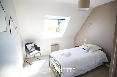 Un ou plusieurs lits dans un hébergement de l'établissement -CALI-JOLIE MAISON A 600 M DES PLAGES ET DU CENTRE
