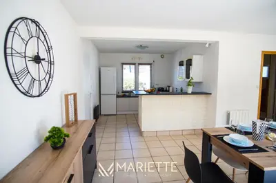 Cuisine ou kitchenette dans l'établissement -CALI-JOLIE MAISON A 600 M DES PLAGES ET DU CENTRE