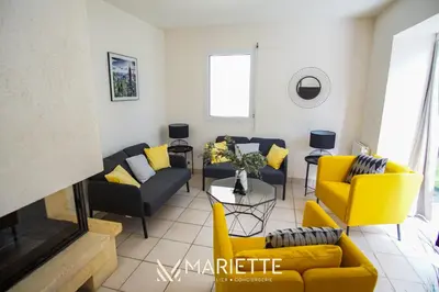 Coin salon dans l'établissement -CALI-JOLIE MAISON A 600 M DES PLAGES ET DU CENTRE