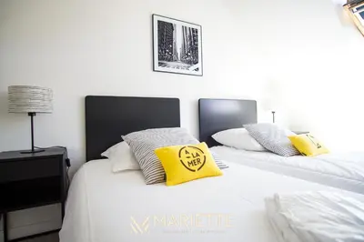 Un ou plusieurs lits dans un hébergement de l'établissement -CALI-JOLIE MAISON A 600 M DES PLAGES ET DU CENTRE