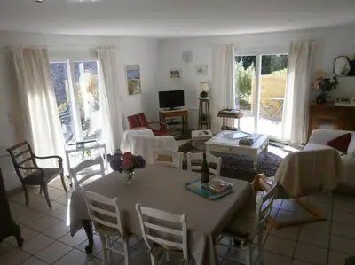 Télévision ou salle de divertissement dans l'établissement Maison récente près de la mer