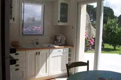 Cuisine ou kitchenette dans l'établissement Maison récente près de la mer