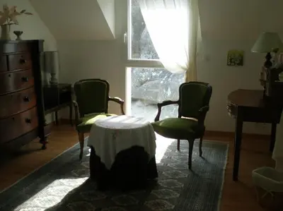 Coin salon dans l'établissement Maison récente près de la mer