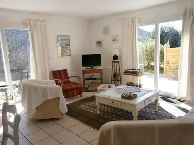 Télévision ou salle de divertissement dans l'établissement Maison récente près de la mer