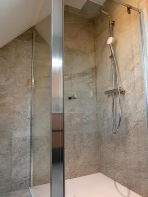 Salle de bains dans l'établissement Ker est, Surf House, plage de Pors Carn à pieds