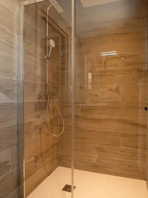 Salle de bains dans l'établissement Ker est, Surf House, plage de Pors Carn à pieds