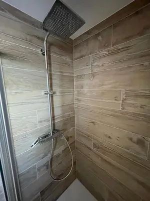Salle de bains dans l'établissement Ker est, Surf House, plage de Pors Carn à pieds