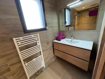 Salle de bains dans l'établissement Ker est, Surf House, plage de Pors Carn à pieds