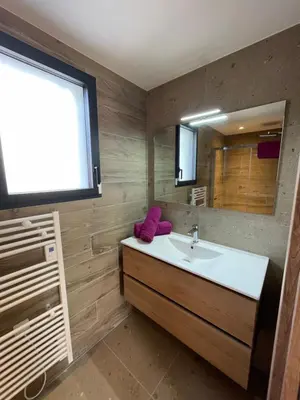 Un ou plusieurs lits dans un hébergement de l'établissement Ker est, Surf House, plage de Pors Carn à pieds