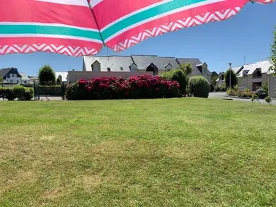 Jardin de l'établissement Très bel appartement proche de la mer