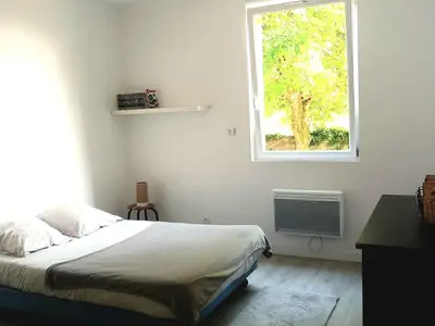 Un ou plusieurs lits dans un hébergement de l'établissement Loft avec jardin au bord de l'eau au rdc d'une ancienne école