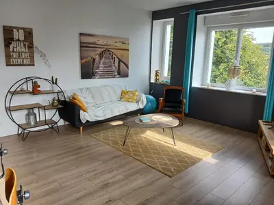 Coin salon dans l'établissement Loft avec jardin au bord de l'eau au rdc d'une ancienne école