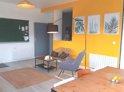 Coin salon dans l'établissement Loft avec jardin au bord de l'eau au rdc d'une ancienne école