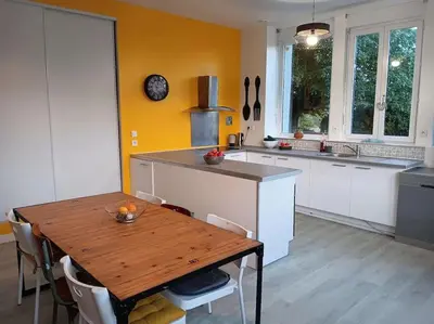 Cuisine ou kitchenette dans l'établissement Loft avec jardin au bord de l'eau au rdc d'une ancienne école
