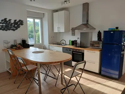 Cuisine ou kitchenette dans l'établissement Loft avec jardin au bord de l'eau au rdc d'une ancienne école