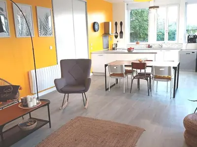 Cuisine ou kitchenette dans l'établissement Loft avec jardin au bord de l'eau au rdc d'une ancienne école