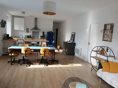 Cuisine ou kitchenette dans l'établissement Loft avec jardin au bord de l'eau au rdc d'une ancienne école