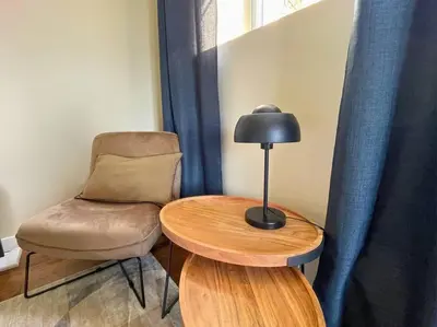 Coin salon dans l'établissement Belle maison de campagne d'architecte, pétanque et rando, plages à 5 min !