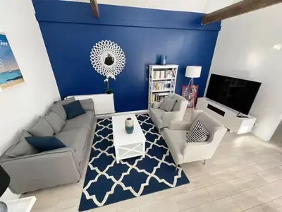 Télévision ou salle de divertissement dans l'établissement Belle maison de campagne d'architecte, pétanque et rando, plages à 5 min !