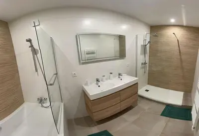 Salle de bains dans l'établissement Belle maison de campagne d'architecte, pétanque et rando, plages à 5 min !