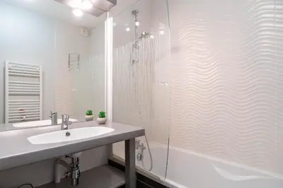 Salle de bains dans l'établissement Les Thermes 508 - Appt avec piscine partagée