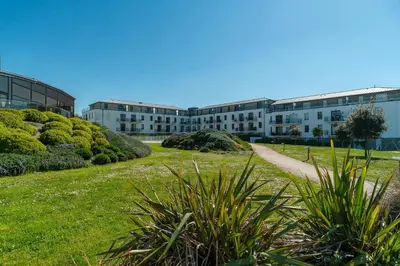 Jardin de l'établissement Les Thermes 508 - Appt avec piscine partagée