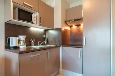 Cuisine ou kitchenette dans l'établissement Les Thermes 508 - Appt avec piscine partagée