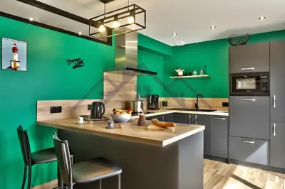 Cuisine ou kitchenette dans l'établissement LocaLise - M3C - La petite Bigoudène - Maison entièrement rénovée en duplex avec jardin - Tout à pied, plage, port, centre, commerces - Wifi inclus - Draps inclus - Animaux bienvenus
