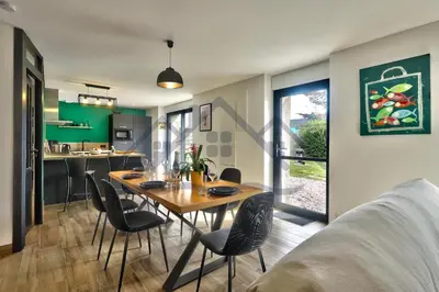 Coin salon dans l'établissement LocaLise - M3C - La petite Bigoudène - Maison entièrement rénovée en duplex avec jardin - Tout à pied, plage, port, centre, commerces - Wifi inclus - Draps inclus - Animaux bienvenus