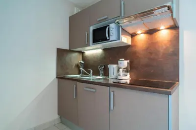 Cuisine ou kitchenette dans l'établissement Les Thermes 515 - Appt avec piscine partagée