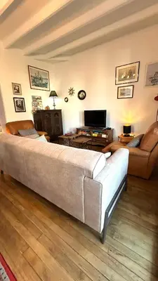 Télévision ou salle de divertissement dans l'établissement La villa Marguerite, face mer avec terrasses