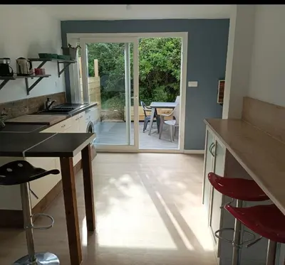 Cuisine ou kitchenette dans l'établissement Appart 7 min de la mer+jardin