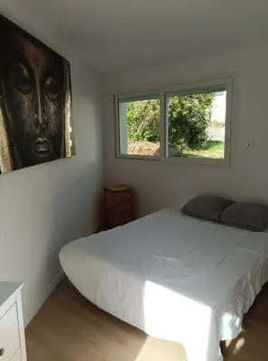Un ou plusieurs lits dans un hébergement de l'établissement Appart 7 min de la mer+jardin