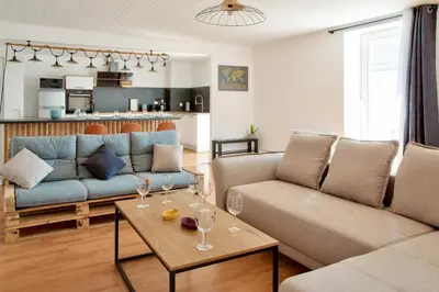 Coin salon dans l'établissement À 100m du port de Loctudy, bel appartement pour 6