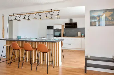 Cuisine ou kitchenette dans l'établissement À 100m du port de Loctudy, bel appartement pour 6